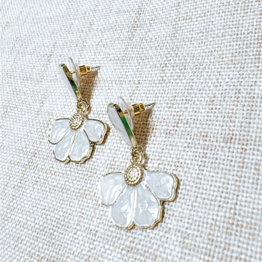 White flower dangle earrings #1206 - Picture 2 of 4